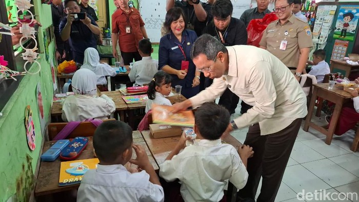 (Pj) Gubernur DKI Jakarta Heru Budi Hartono melaksanakan kunjungan ke SDN Cideng 07, uji coba makan siang bergizi gratis, 19 Agustus 2024. (Brigitta Belia Permata Sari/detikcom)
