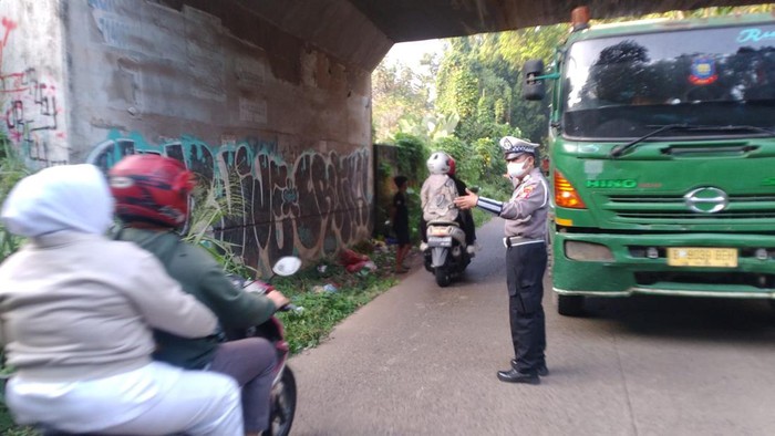 Arteri Terowongan Tapos Lumpuh Akibat Truk Kontainer yang Terjepit