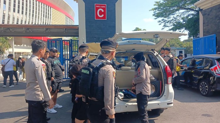 Polisi saat melakukan penggeledahan mobil suporter di Stadion Manahan Solo, Senin (19/8/2024).
