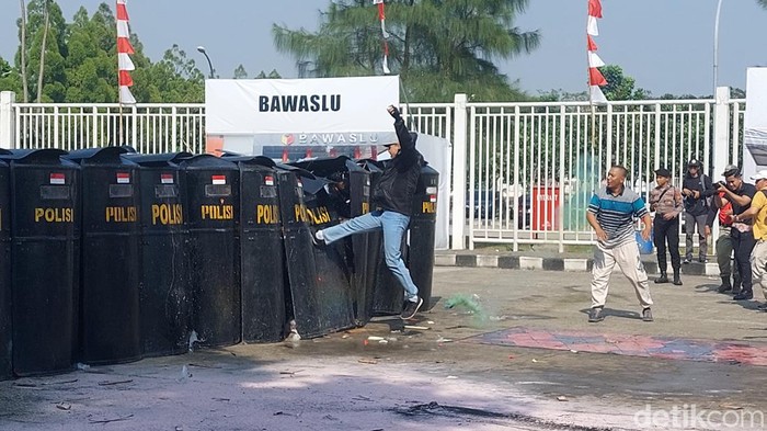 Polres Bogor menggelar simulasi Sistem Pengamanan Kota (Simpamkota) atau penanganan konflik pemilu pada Pilkada Gubernur dan Bupati di Kabupaten Bogor 2024. (M Sholihin/detikcom)