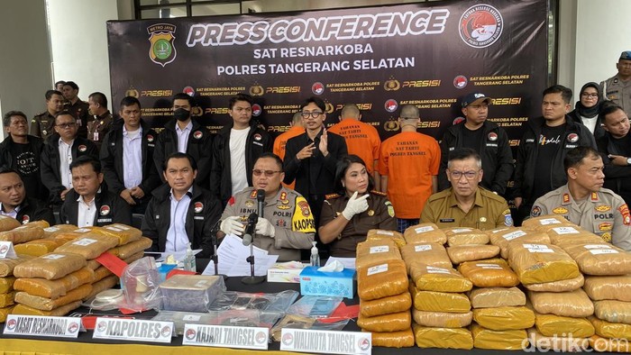 Polres Tangsel membongkar home indusstry kue ganja dan 140 Kg ganja kering jaringan Jawa-Sumatera.
