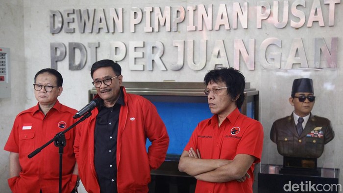 Potret PDIP Tanggapi Reshuffle Kabinet Pengurus DPP PDI-Perjuangan, Djarot Saiful Hidayat, Adian Napitupulu dan Rokhmin Dahuri memberi keterangan pers di kantor DPP PDIP, Jl Diponegoro, Jakarta, Senin Β (19/8/2024). Keterangan tersebut terkait perubahan politik terkini seperti pencopotan Menkumham Yasonna Laoly dan deklarasi Ridwan Kamil-Sarwono di Pilkada Jakarta.