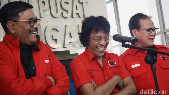 Pengurus DPP PDI-Perjuangan, Djarot Saiful Hidayat, Adian Napitupulu dan Rokhmin Dahuri memberi keterangan pers di kantor DPP PDIP, Jl Diponegoro, Jakarta, Senin  (19/8/2024). Keterangan tersebut terkait perubahan politik terkini seperti pencopotan Menkumham Yasonna Laoly dan deklarasi Ridwan Kamil-Sarwono di Pilkada Jakarta.