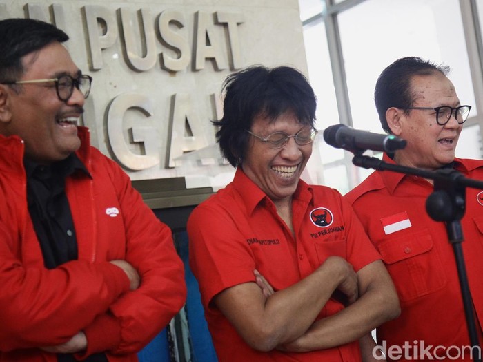 Pengurus DPP PDI-Perjuangan, Djarot Saiful Hidayat, Adian Napitupulu dan Rokhmin Dahuri memberi keterangan pers di kantor DPP PDIP, Jl Diponegoro, Jakarta, Senin  (19/8/2024). Keterangan tersebut terkait perubahan politik terkini seperti pencopotan Menkumham Yasonna Laoly dan deklarasi Ridwan Kamil-Sarwono di Pilkada Jakarta.