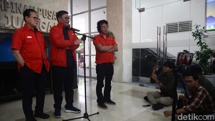 Pengurus DPP PDI-Perjuangan, Djarot Saiful Hidayat, Adian Napitupulu dan Rokhmin Dahuri memberi keterangan pers di kantor DPP PDIP, Jl Diponegoro, Jakarta, Senin  (19/8/2024). Keterangan tersebut terkait perubahan politik terkini seperti pencopotan Menkumham Yasonna Laoly dan deklarasi Ridwan Kamil-Sarwono di Pilkada Jakarta.