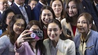 Sebagai pemimpin pemerintahan Thailand, Paetongtarn diperkirakan akan menghadapi tantangan besar di berbagai bidang, dengan perekonomian yang terpuruk dan popularitas Partai Pheu Thai yang menaunginya semakin menyusut, karena belum menjalankan program bantuan tunai senilai 500 miliar Baht. (AP Photo/Wason Wanichakorn)