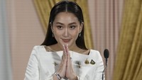 Perdana Menteri baru Thailand Paetongtarn Shinawatra berbicara kepada awak media setelah menerima surat dukungan kerajaan untuk jabatan tersebut di markas besar partai Pheu Thai di Bangkok, Thailand, Minggu (18/8/2024). (AP Photo/Sakchai Lalit)