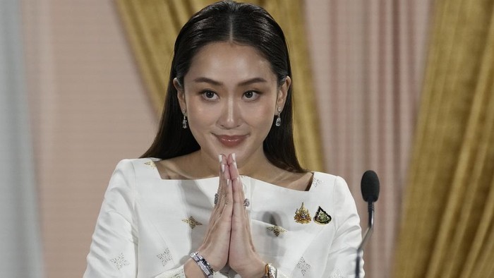 Potret PM Baru Thailand Berusia 37 Tahun, Termuda dalam Sejarah Thailand's new Prime Minister Paetongtarn Shinawatra talks to media members after receiving a royal letter of endorsement for the post at the Pheu Thai party headquarters in Bangkok, Thailand, Sunday, Aug. 18, 2024. (AP Photo/Sakchai Lalit)