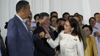 Dia tidak hadir di parlemen saat voting digelar, melainkan menyaksikan jalannya pemungutan suara dari markas besar Partai Pheu Thai yang menaunginya. (AP Photo/Sakchai Lalit)