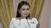 Seperti dilansir Reuters, Jumat (16/8/2024), Paetongtarn yang baru berusia 37 tahun ini berhasil mendapat dukungan mayoritas di parlemen, dengan meraup 319 suara dukungan, atau hampir dua pertiga suara, dari total 493 anggota parlemen Thailand dalam voting pada Jumat (16/8) pagi waktu setempat. (AP Photo/Sakchai Lalit)