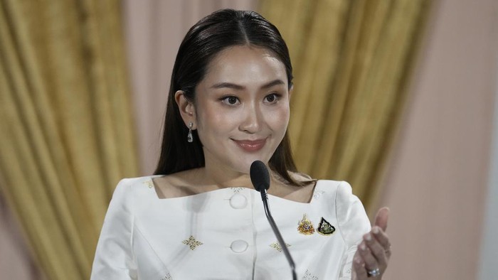 Thailands new Prime Minister Paetongtarn Shinawatra talks to media members after receiving a royal letter of endorsement for the post at the Pheu Thai party headquarters in Bangkok, Thailand, Sunday, Aug. 18, 2024. (AP Photo/Sakchai Lalit)
