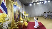 Paetongtarn yang tergolong orang baru di dunia politik dan belum pernah memegang jabatan publik apa pun ini, akan menjabat PM Thailand untuk menggantikan Srettha Thavisin yang dicopot dari jabatannya oleh Mahkamah Konstitusi atas pelanggaran etika berat dengan menunjuk menteri yang pernah dipenjara. (Thai government spokesman office via AP)