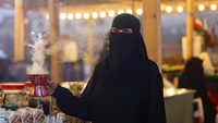 Di pasar Al-Haffa para pedagang menawarkan kemenyan terbaik mereka.  