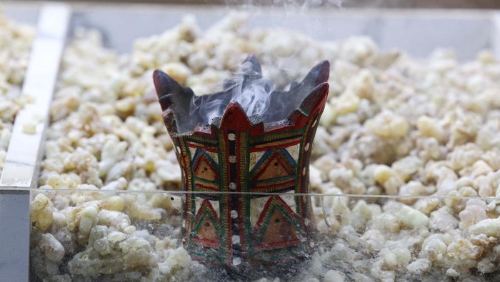 Frankincense, which is produced by Wadi Dawkah's trees and historically used to power trade routes beyond the Arabian Peninsula, burns on hot coals at Al Haffa Souq in Dhofar governorate, Oman, August 5, 2024. Frankincense remains a vital aspect of Omani culture, used in religious rites, incense, and perfumes. REUTERS/Rula Rouhana