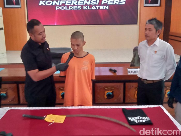 Pria berinisial ANR (18), anggota geng motor KWB, saat dihadirkan di konferensi pers Mapolres Klaten, Senin (19/8/2024).