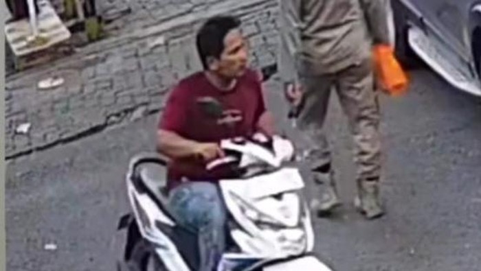 Pria yang diduga mencuri sepeda motor di parkiran Pemkot Medan (Foto: Dok. Tangkapan layar video viral)