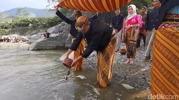 Prosesi kirab ikan mas di Desa Nagasari Banjarnegara, Minggu (19/8/2024)