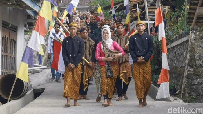Prosesi kirab ikan mas di Desa Nagasari Banjarnegara, Minggu (19/8/2024)