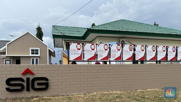 PT Semen Indonesia (Persero) Tbk (SMGR) atau SIG turut berpartisipasi dalam membangun IKN yang berkelanjutan. Dalam hal ini SIG menghadirkan hunian tapak ramah lingkungan di Ibu Kota Nusantara (IKN), Penajam Paser Utara, Kalimantan Timur. (CNBC Indonesia) PT Semen Indonesia (Persero) Tbk (SMGR) atau SIG turut berpartisipasi dalam membangun IKN yang berkelanjutan. Dalam hal ini SIG menghadirkan hunian tapak ramah lingkungan di Ibu Kota Nusantara (IKN), Penajam Paser Utara, Kalimantan Timur. (CNBC Indonesia)