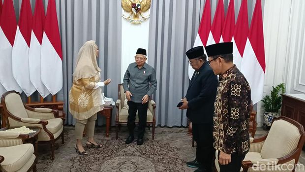 Putri Presiden ke-4 RI KH Abdurrahman Wahid (Gusdur), Yenny Wahid, menyambangi rumah dinas Wakil Presiden RI Ma'ruf Amin (Adrial/detikcom)