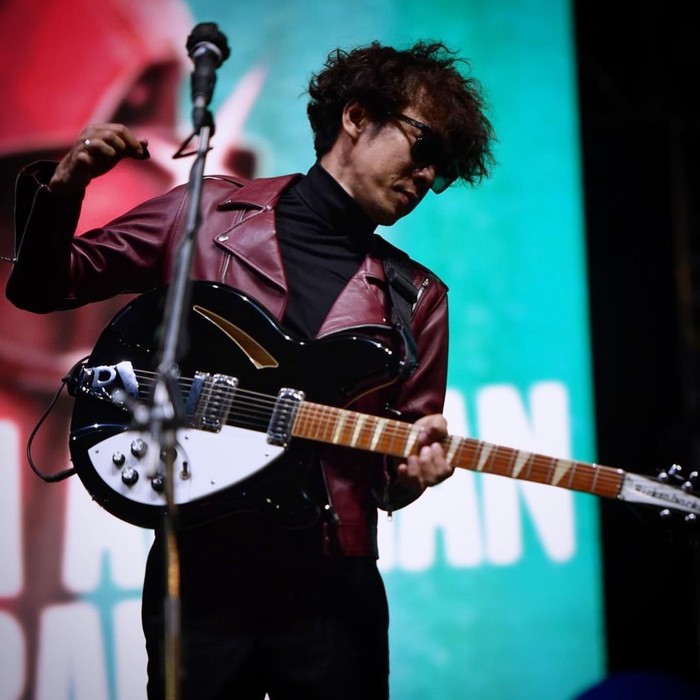 Qibil The Changcuters Qibil sementara ambil alih posisi lead vocal di The Changcuters.