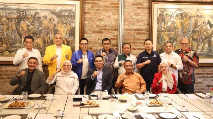Bakal calon Gubernur DKI Jakarta Ridwan Kamil berfoto bersama dengan sejumlah pimpinan partai politik koalisi pada tingkat provinsi sebelum makan siang di Hotel Aryaduta, Jakarta, Senin (19/8/2024)