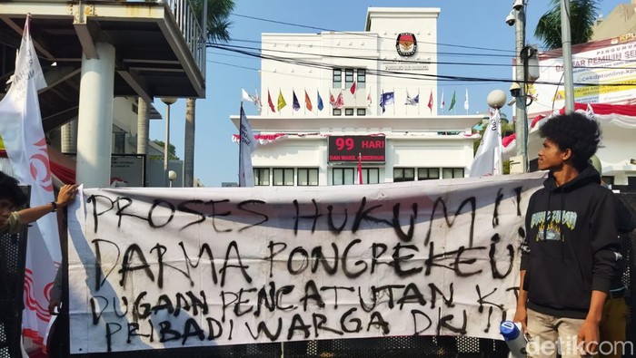 Sejumlah Orang Demo Depan KPU DKI