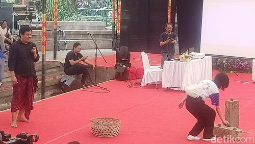 Seniman sekaligus Dosen Seni Rupa Murni ISI Denpasar I Made Jodog saat mengisi lokakarya di Festival Seni Bali Jani VI yang berlokasi di Art Center, Denpasar, Minggu (18/8/2024). (Ni Made Lastri Karsiani Putri-detikBali)