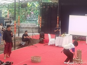 Seniman Made Jodog: Membuat Karya Bisa dari Jerami-Sisa Bahan Upakara