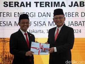Senyum Bahlil Lahadalia saat Serah Terima Jabatan Jadi Menteri ESDM