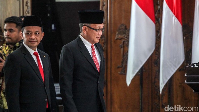 Bahlil Lahadalia resmi menjabat sebagai Menteri ESDM. Prosesi serah terima jabatan (sertijab) dilakukan dengan menteri sebelumnya, Arifin Tasrif.