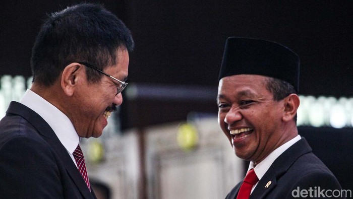 Bahlil Lahadalia resmi menjabat sebagai Menteri ESDM. Prosesi serah terima jabatan (sertijab) dilakukan dengan menteri sebelumnya, Arifin Tasrif.