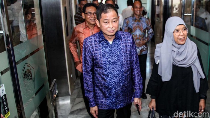 Senyum Bahlil Usai Sertijab Jadi Menteri ESDM Bahlil Lahadalia resmi menjabat sebagai Menteri ESDM. Prosesi serah terima jabatan (sertijab) dilakukan dengan menteri sebelumnya, Arifin Tasrif.