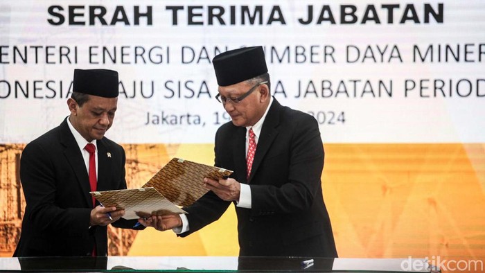 Bahlil Lahadalia resmi menjabat sebagai Menteri ESDM. Prosesi serah terima jabatan (sertijab) dilakukan dengan menteri sebelumnya, Arifin Tasrif.