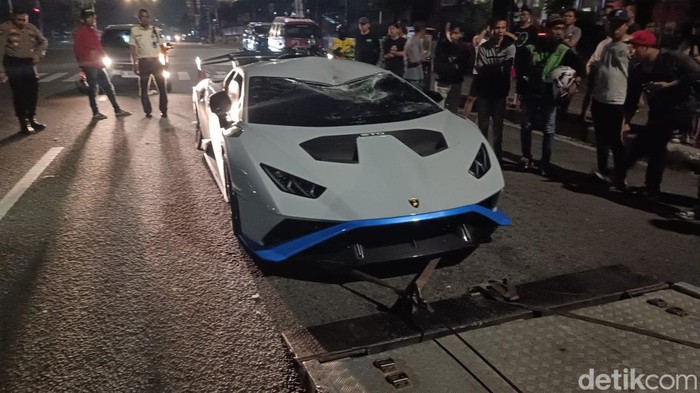 Seorang pria berinisial RK (43) pengemudi mobil sport Lamborghini Huracan menabrak pemulung di Pluit, Penjaringan, Jakut. Korban tewas di lokasi kecelakaan. (dok Istimewa)