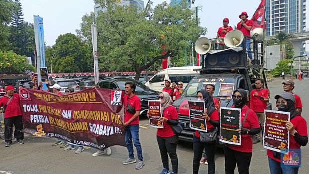 Serikat Buruh KFC demo di depan Kemnaker, Senin (19/8/2024). (վ/Ferry Sandi)