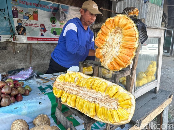 Slamet penjual buah nangka di Jalan Pangeran Cakrabuana Cirebon