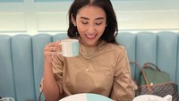Potret ini merupakan momennya saat sarapan. Menunya steak dengan kondimen telur yang dimasak sunny side. Tak lupa ada teh dan buah-buahan segar. Foto: Instagram Syahnaz Anindya