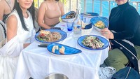 Bersama dengan teman-temannya, ini merupakan momen Shahnaz Anindya saat makan siang di restoran yang ada di Eropa. Restorannya punya pemandangan laut yang cantik. Foto: Instagram Syahnaz Anindya