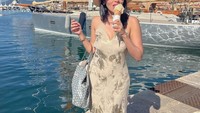 Liburan ke Paris, Shahnaz Anindya tak mau ketinggalan berlibur ke pantai cantik. Dalam momen tersebut ia juga menikmati es krim cone favoritnya. Foto: Instagram Syahnaz Anindya