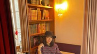 Seperti momen yang satu ini. Dengan setelah mewah, Shahnaz Anindya siap bersantap di restoran mewah di hotel berbintang di Paris. Foto: Instagram Syahnaz Anindya