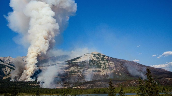 A plume of smoke rises as the Jasper Complex Wildfire continues to burn in Jasper National Park, Alberta, Canada August 14, 2024.  L Neufeld/Parks Canada/Handout via REUTERS. THIS IMAGE HAS BEEN SUPPLIED BY A THIRD PARTY. MANDATORY CREDIT