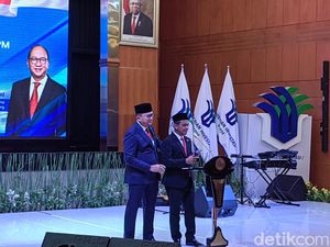 Tangis Bahlil Tak Terbendung Usai Serahkan Jabatan Menteri Investasi ke Rosan