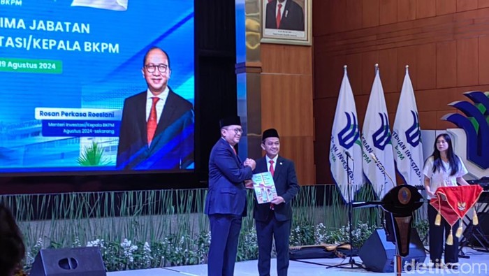 Tangis Bahlil Tak Terbendung Usai Serahkan Jabatan Menteri Investasi ke Rosan