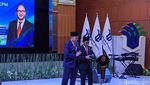Pecah Air Mata Bahlil Serahkan Jabatan Menteri Investasi ke Rosan