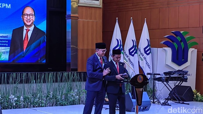 Tangis Bahlil Tak Terbendung Usai Serahkan Jabatan Menteri Investasi ke Rosan Tangis Bahlil Tak Terbendung Usai Serahkan Jabatan Menteri Investasi ke Rosan