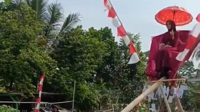 Tangkapan layar video viral lomba panjat pinang hadiah janda di Cianjur.