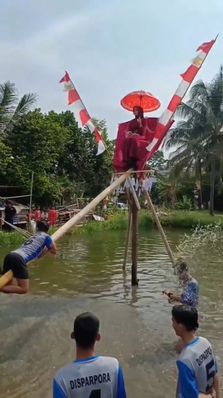 Tangkapan layar video viral lomba panjat pinang hadiah janda di Cianjur.