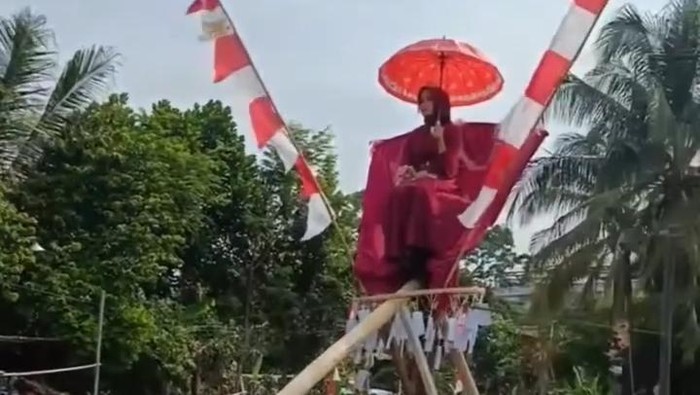 Tangkapan layar video viral lomba panjat pinang hadiah janda di Cianjur.