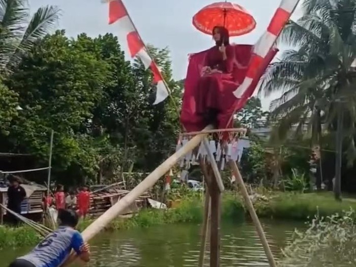 Tangkapan layar video viral lomba panjat pinang hadiah janda di Cianjur.